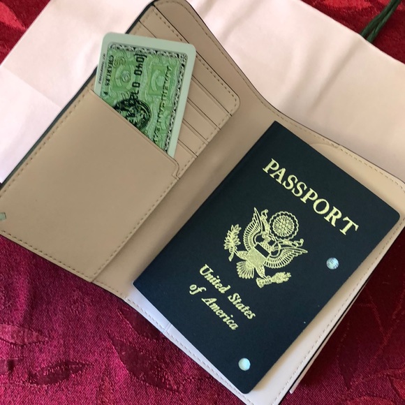 Kate Spade Frosty Passport Holder/New - Picture 2 of 6